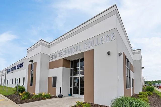 Front of Horn Lake, Mississippi campus building.